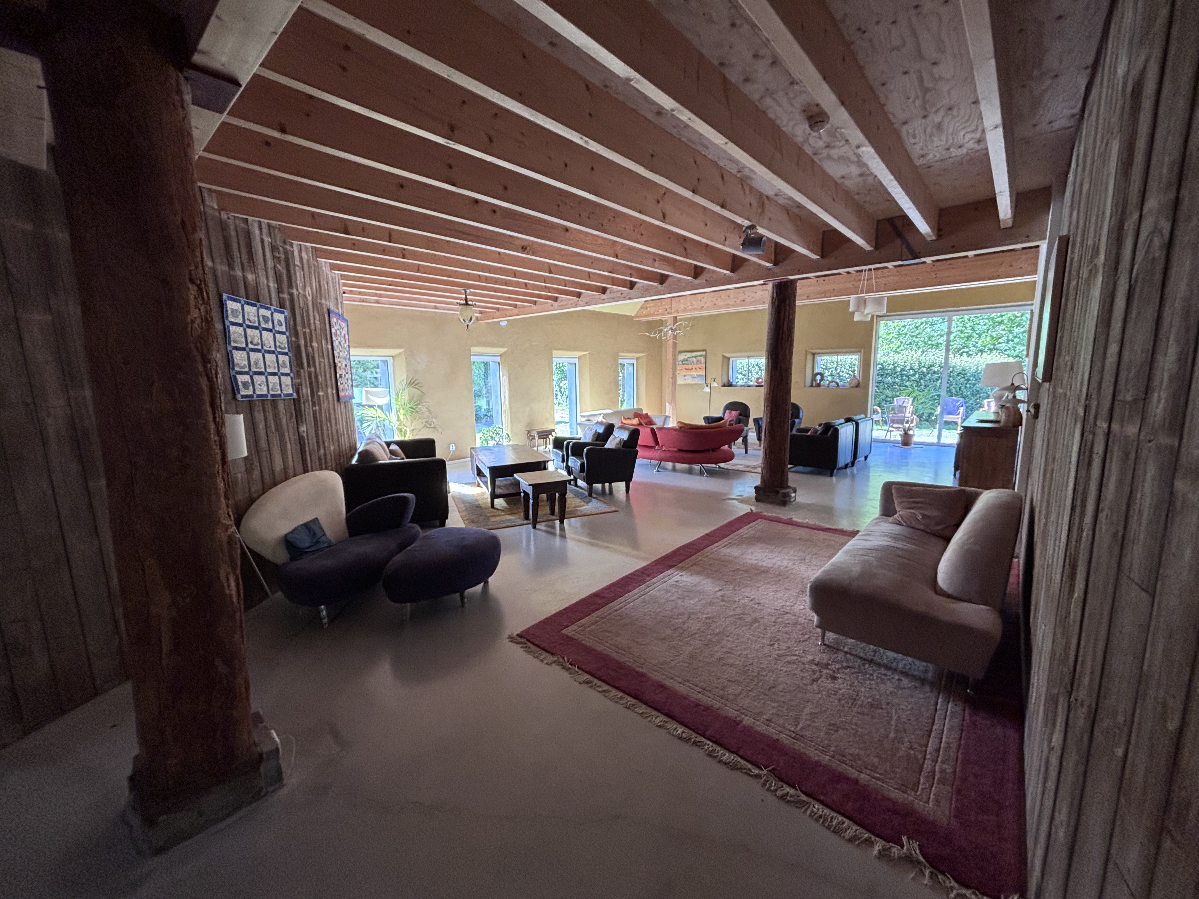 Zithoek met banken en kleden in de hoeve