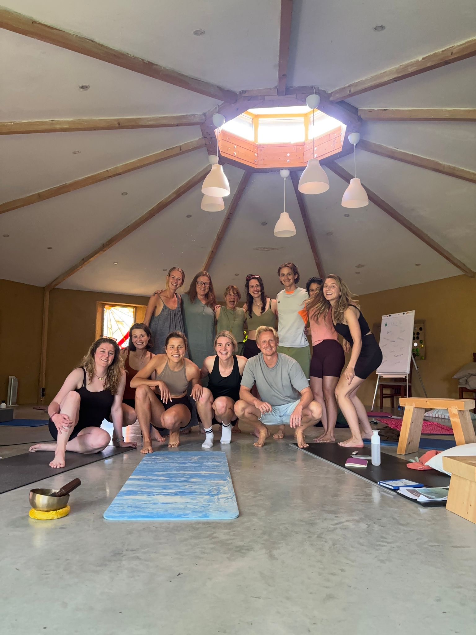 Groepsfoto van deelnemers na een sessie in de ronde meditatieruimte